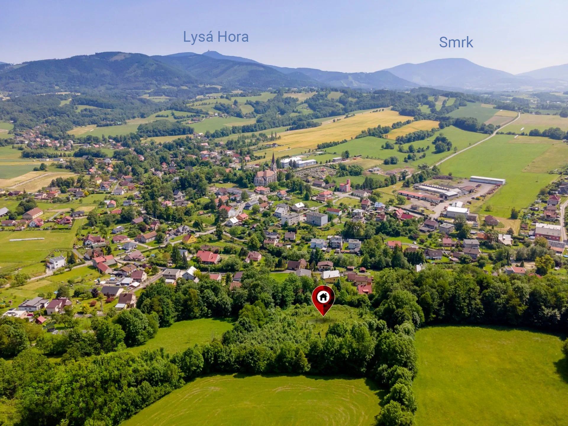 Panoramatický výhled v ose kostelní věž - Lysá hora - Smrk